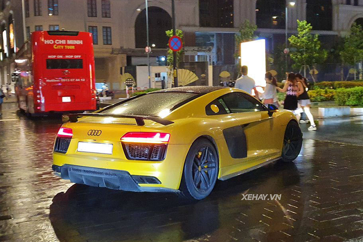Với phiên bản V10 Plus, Audi đã trang bị thêm cho R8 hàng loạt các chi tiết được làm từ sợi carbon như: líp trước, ốp gương chiếu hậu, ốp hốc gió, cánh gió sau và bộ khuếch tán, đi cùng với đó là khối động cơ V10 trên xe được tinh chỉnh lại để đạt công suất mạnh hơn đến 69 mã lực so với chiếc R8 V10 tiêu chuẩn.