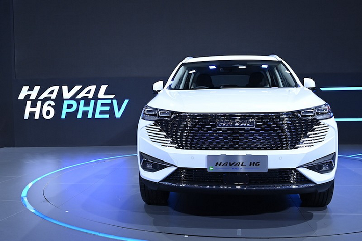 "Trái tim" của Haval H6 PHEV 2022 là máy xăng 4 xi-lanh, tăng áp, dung tích 1.5L, sản sinh công suất tối đa 167 mã lực và mô-men xoắn cực đại 285 Nm. Động cơ này kết hợp với mô-tơ điện mạnh mẽ hơn so với Haval H6 Hybrid cũ. Nhờ đó, Haval H6 PHEV 2022 có công suất tổng cộng 326 mã lực và mô-men xoắn cực đại 530 Nm. So với phiên bản hybrid cũ, Haval H6 PHEV 2022 mạnh hơn 86 mã lực.