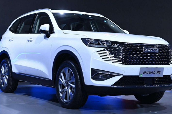 So với phiên bản cũ, mẫu xe SUV Haval H6 2022 tại thị trường Thái Lan sở hữu hệ truyền động hoàn toàn khác biệt. Theo đó, xe được trang bị hệ truyền động plug-in hybrid mới, tiết kiệm xăng hơn. Đây đồng thời cũng là lần đầu tiên Haval H6 Plug-in Hybrid (PHEV) ra mắt thị trường toàn cầu. Trong khi đó, Haval H6 cũ ở thị trường Thái Lan dùng hệ truyền động hybrid thông thường.