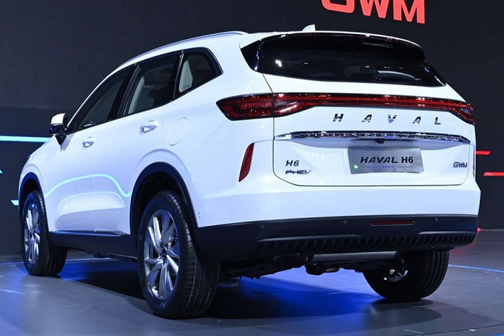 Sức mạnh được truyền tới cầu trước thông qua hộp số DHT dành riêng cho xe hybrid của hãng Haval. Đặc biệt, Haval H6 PHEV 2022 sẽ có đến 8 chế độ lái khác nhau. Trong đó, có chế độ chạy hoàn toàn bằng mô-tơ điện, cho phép xe có thể hoàn thành quãng đường 201 km. Con số này thực sự khiến nhiều người cảm thấy kinh ngạc vì xe plug-in hybrid thông thường chỉ có thể chạy dưới 100 km nếu không dùng động cơ xăng