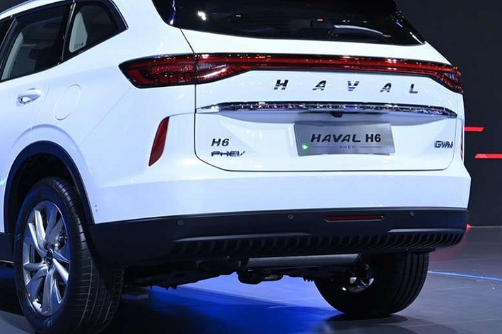 Hiện hãng Haval chưa công bố thông tin cụ thể về mô-tơ điện và cụm pin của H6 PHEV 2022. Nhiều khả năng xe được trang bị cụm pin 41,8 kWh dùng chung với Wey Coffee 01 hiện đang bán tại châu Âu. Điều này cũng không có gì bất ngờ vì Haval và Wey đều là thương hiệu con của hãng mẹ Great Wall (Trường Thành). Đáng tiếc là thông tin về mức tiêu thụ nhiên liệu của Haval H6 PHEV 2022 vẫn chưa được hé lộ. Tuy nhiên, sẽ không ngạc nhiên nếu mẫu SUV này cực kỳ tiết kiệm xăng vì đây vốn là thế mạnh của xe plug-in hybrid.