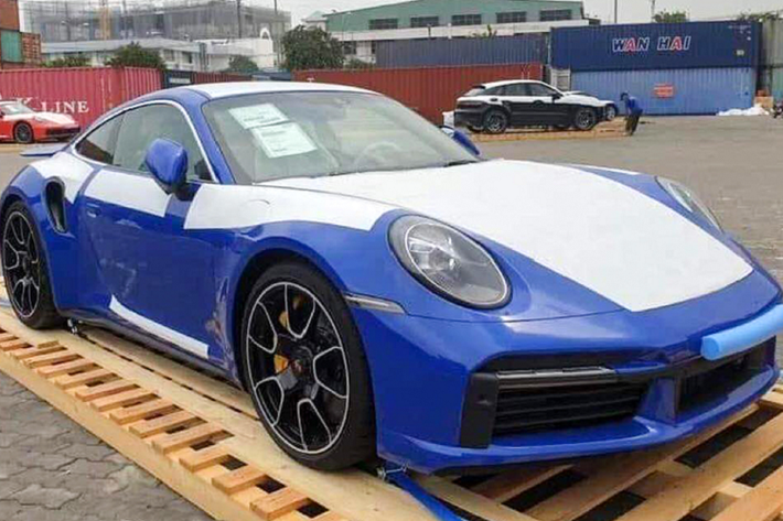 Chiếc Porsche 911 Turbo S 2021 mới đầu tiên về Việt Nam hồi đầu năm nay và đến cuối năm thì chiếc thứ 2 cũng xuất hiện với màu sắc nổi bật hơn. Với giá bán từ 15,3 tỷ đồng thì đây hiện là phiên bản 911 992 có giá bán cao nhất tại Việt Nam. Chủ nhân của chiếc xe này cũng đã lộ diện và là một đại gia chơi xe khá nổi tiếng.