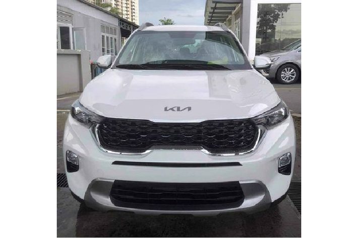 Ảnh thực tế tại đại lý cho thấy Kia Sonet bản Luxury có phần thân khá khỏe khoắn, với nhiều chi tiết crôm sáng bóng ở viền lưới tản nhiệt hay viền cửa số và bộ mâm 5 chấu thiết kế đẹp mắt. Tương tự bản Premium hàng đầu (609 triệu đồng), Kia Sonet Luxury được nâng cấp LED cho đèn pha, đèn định vị và đèn hậu.