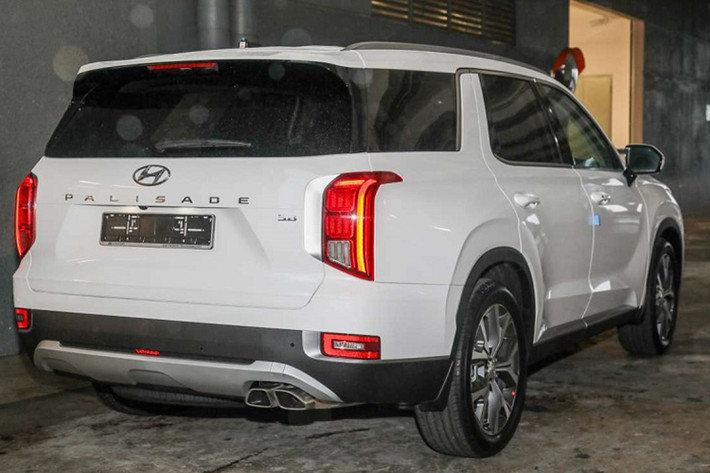 Tùy chọn còn lại là động cơ xăng V6 3.8L hút khí tự nhiên, sản sinh công suất 295 mã lực tại 6.000 vòng/phút và momen xoắn cực đại 355 Nm tại 5.200 vòng/phút. Sức mạnh được truyền đến bánh trước thông qua hộp số tự động 8 cấp và hệ dẫn động cầu trước tiêu chuẩn. Phiên bản này chỉ cần 7,8 giây để đạt vận tốc 100 km/h từ vạch xuất phát, với tốc độ tối đa là 210 km/h.