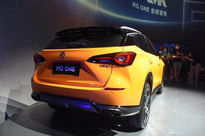 Ở phong cách nào, MG One 2022 cũng được trang bị đầu xe dốc xuống dưới, gợi liên tưởng đến hình ảnh "cá mập săn mồi". Thêm vào đó là cụm đèn pha có thiết kế dài, hẹp và sắc sảo, nằm giữa 3 dải đèn LED định vị ban ngày, cũng như hốc gió trung tâm hình thang khá rộng.