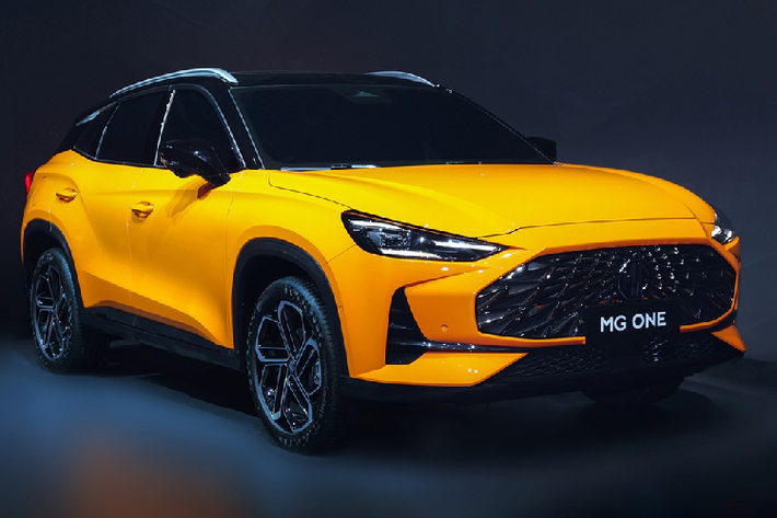 MG One 2022 mới là mẫu SUV hoàn toàn mới đã lần đầu tiên trình làng tại thị trường Trung Quốc vào hồi tháng 8 năm nay. Sau 3 tháng, hãng MG mới công bố giá bán của mẫu SUV toàn cầu này. Theo đó, tại thị trường Trung Quốc, giá xe MG One 2022 dao động từ 111.100 - 138.900 Nhân dân tệ (khoảng 389 - 486 triệu đồng) cho 3 phiên bản là tiêu chuẩn, Startup và Advanced.
