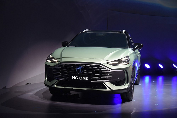 Như thông tin đã đưa, MG One 2022 giá rẻ vốn được phát triển dựa trên cơ sở gầm bệ SIGMA mới của thương hiệu MG. Xe sở hữu chiều dài 4.579 mm, chiều rộng 1.866 mm, chiều cao 1.601 mm hoặc 1.617 mm tùy phiên bản và chiều dài cơ sở 2.670 mm. Với kích thước này, MG One 2022 được định vị trong phân khúc SUV hạng C, cạnh tranh với Honda CR-V và Hyundai Tucson tại Trung Quốc.
