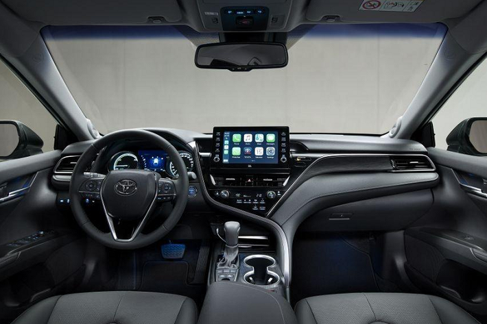 Trang bị sẽ là yếu tố chính trên lần nâng cấp giữa vòng đời này của Toyota Camry. Đầu tiên, động cơ của 2 phiên bản đầu là loại máy xăng 2.0L như cũ còn động cơ 2.5L sẽ là loại mới, đi kèm hộp số tự động 8 cấp cho công suất tối đa lên tới 202 mã lực, nhiều hơn đời cũ tới 21 mã lực.