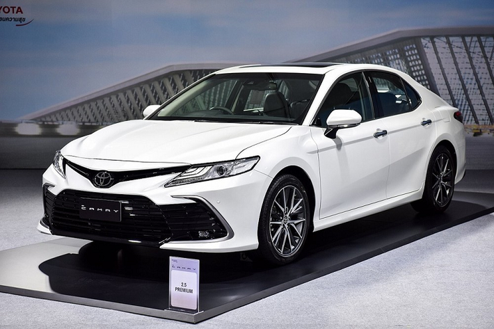 Chỉ vài ngày sau khi lô Toyota Camry 2022 mới đầu tiên được đưa về nước ta, mới đây Toyota Việt Nam đã chính thức xác nhận ngày ra mắt phiên bản mới của mẫu sedan hạng D ăn khách này. Theo đó, Camry mới sẽ được ra mắt trực tuyến vào 10h sáng ngày 17/12/2021 tới đây.