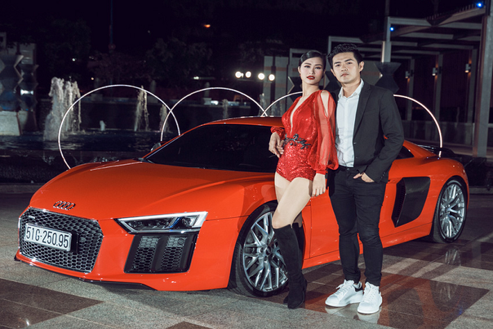 Đây là 2 người đầu tiên trong giới showbiz bỏ ra hàng chục tỷ đồng để rước về garage chiếc siêu xe vạn người mê là Audi R8 V10 Plus chính hãng.