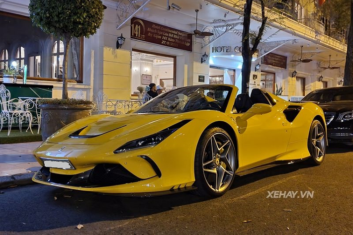 Có thể thấy, sau khi "lên đời" gói độ Novitec, Ferrari F8 Spider màu độc nhất tại Việt Nam trở nên cuốn hút và cá tính hơn đáng kể.