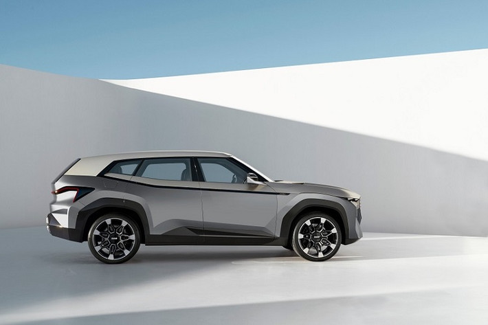 Bên trong khoang cabin, bản concept BMW XM có nhiều dấu hiệu thiết kế mang tính truyền thống thương hiệu và sử dụng các vật liệu cao cấp, đắt tiền. Khoang lái gồm nhiều chi tiết như ghế ngồi, vô lăng, bảng táp-lô, tấm ốp cửa,... được bọc da nâu cổ điển với các điểm nhấn bằng sợi carbon và kim loại sáng bóng. Xe có thiết lập màn hình kép kéo dài ở bảng táp-lô, là sự kết hợp giữa màn hình công cụ kỹ thuật số và màn hình thông tin giải trí chạy trên hệ điều hành iDrive 8.