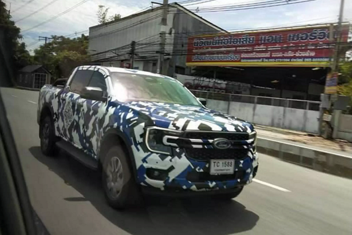 Đúng như dự doán trước đó, phần đầu xe Ford Ranger thế hệ mới sử dụng cụm đèn pha full-LED cỡ lớn, tích hợp dải đèn LED định vị tạo hình chiếc boomerang, phong cách thiết kế của Ranger 2022 mang hơi hướng dòng bán tải cỡ lớn Ford F-150. Ngoài ra, cụm lưới tản nhiệt cỡ lớn nhiều nan thiết kế khoẻ khoắn là một chi tiết không thể bỏ qua.
