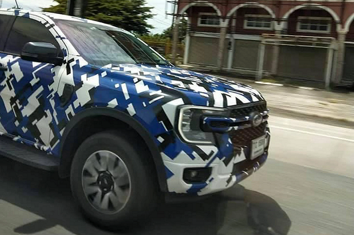 Phần đầu xe thiết kế mới là điểm đột phá của xe bán tải Ford Ranger 2022, hứa hẹn sẽ tiếp tục chinh phục nhiều khách hàng đề cao thiết kế bán tải mạnh mẽ và nam tính. Từ phía sau, nắp thùng sau của Ranger 2022 mang những đường gân khoẻ khoắn, chi tiết tay nắm mở thùng sau tích hợp đèn LED (phanh) thiết kế chắc chắn, đầy nam tính. Ngoài ra, Ford Ranger 2022 còn được thiết kế bộ mâm mới 6 chấu kép, phối 2 tông màu.