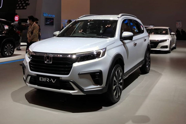 Honda BR-V thế hệ mới đã lần đầu tiên trình làng tại Indonesia vào hồi cuối tháng 9 năm nay. Đến khi tham gia triển lãm Ô tô Quốc tế Gaikindo Indonesia (GIIAS) 2021, hãng Honda mới công bố giá bán của mẫu MPV 7 chỗ này.