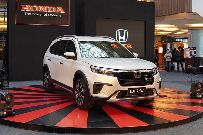 Điểm nhấn cuối cùng của mẫu MPV này chính là gói công nghệ an toàn chủ động Honda Sensing, bao gồm phanh khẩn cấp tự động, hệ thống kiểm soát hành trình thích ứng, hỗ trợ giữ làn đường, hỗ trợ đưa xe vào giữa làn đường, cảnh báo khi xe phía trước chuyển bánh và đèn pha tự động. Ngoài ra, Honda BR-V 2022 còn được trang bị camera cập lề Honda LaneWatch, 6 túi khí và hệ thống cân bằng điện tử.
