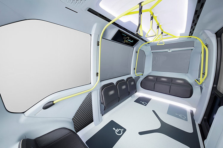 Volkswagen OnePod tự lái là một chiếc hộp dễ thương trông nhỏ nhắn nhưng cung cấp không gian rộng rãi bên trong. Nó có thể chứa tối đa 6 hành khách và đi kèm với giá để xe đạp có thể gập lại ở phía sau nhằm tích hợp giải pháp vận chuyển chặng cuối. Cửa xe là dạng trượt mở, cho phép tiếp cận dễ dàng ngay cả với người khuyết tật hoặc người mang hành lý và xe đẩy.