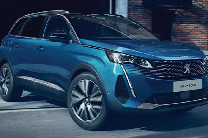 Peugeot 5008 2022 mới vừa ra mắt tại Thái Lan với một biến thể duy nhất là Allure. Có giá 1,869 triệu baht (tương đương 1,28 tỷ đồng), mẫu SUV 7 chỗ được nhập khẩu nguyên chiếc (CBU) từ Malaysia. Peugeot 5008 2022 có những thay đổi thay đổi nhất định về ngoại thất. Cụ thể, đèn pha LED mới hiện nối liền với lưới tản nhiệt không khung.