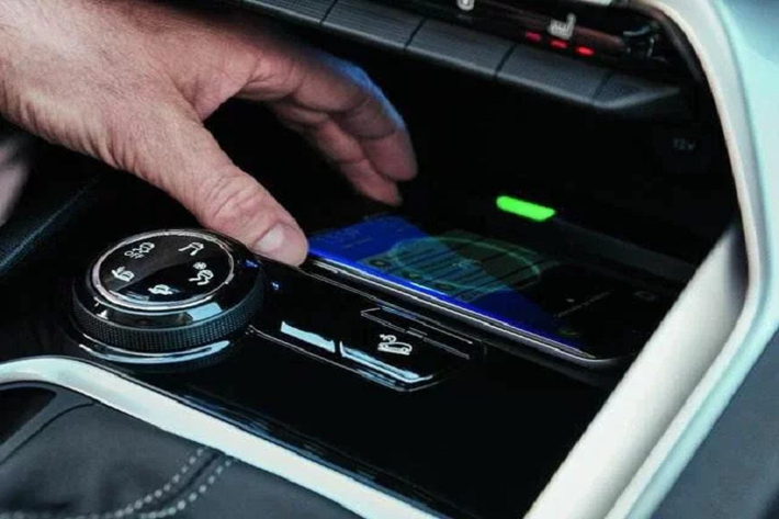 Về hệ thống an toàn và hỗ trợ người lái, Peugeot 5008 2022 đi kèm với 6 túi khí, kiểm soát hành trình và giới hạn tốc độ. Bên cạnh đó, xe còn trang bị hệ thống Advance Grip Control, hỗ trợ đổ đèo và hỗ trợ khởi hành ngang dốc.