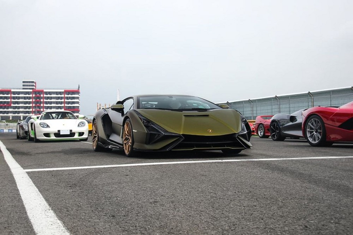 Một cuộc họp mặt của khoảng 20 chiếc siêu xe với hơn 10 chiếc thuộc dòng hypercar tại đường đua Lihpao Racing, Đài Loan đã nhận được sự quan tâm của giới chơi xe thế giới. Lý do là trong dàn xe này có sự góp mặt của Lamborghini Sian FKP37 mới.