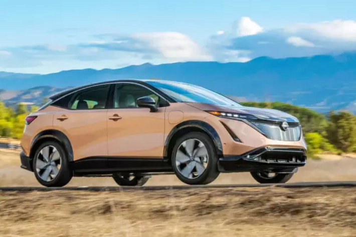 Giá xe Nissan Ariya 2023 bản tiêu chuẩn Venture+ niêm yết từ 44.950 USD (chưa bao gồm phí vận chuyển 1.175 USD). Phiên bản cao cấp hơn là Evolve+ có mức giá bao gồm vận chuyển là 48.950 USD. Trong khi 2 phiên bản cao cấp là Premiere và Platinum+ e-4ORCE có giá khởi điểm lần lượt là 53.450 USD và 58.950 USD.