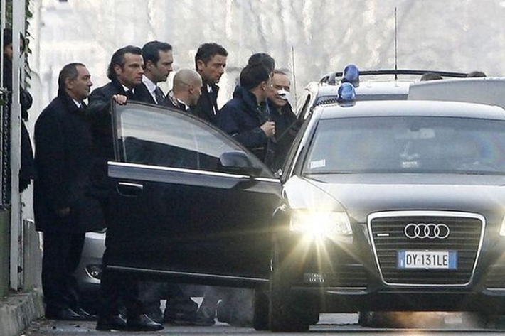5. Silvio Berlusconi - Cựu Thủ tướng Ý Dàn xe đáng chú ý của ông Silvio Berlusconi bao gồm Mercedes Benz S600 chống đạn, Audis A8, Lancia Thesis, siêu du thuyền Morning Glory cùng một chiếc máy bay phản lực riêng.