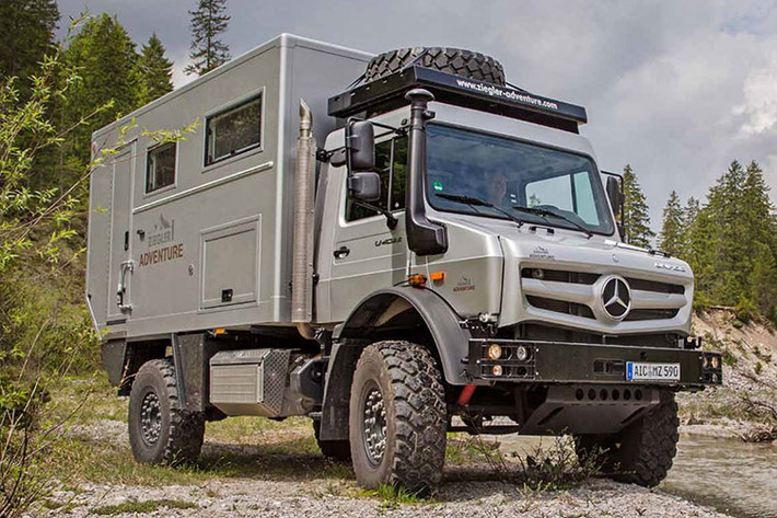 Công ty chịu trách nhiệm tạo nên chiếc xe RV này là Stone Offroad Design - viết tắt là SOD - có trụ sở tại khu vực phía nam Munich, Đức. Nó được gọi là nhà di động SOD Rise 4x4, và như bạn có thể tưởng tượng, việc sử dụng một chiếc Unimog mạnh mẽ làm nền tảng có nghĩa là SOD không cần phải lo lắng đến việc nâng cấp hệ thống máy móc. Thay vào đó, công ty tập trung vào hệ thống mô-đun được gắn ở phía sau, một bộ phận có thể được tháo ra và sử dụng độc lập nếu muốn.