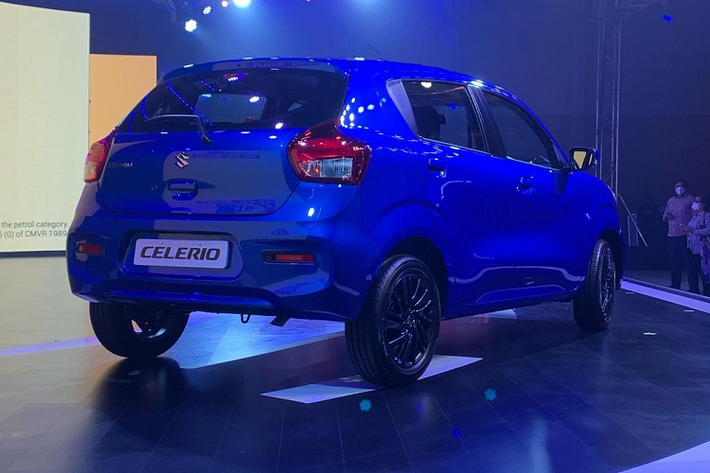Bên trong mẫu xe hatchback hạng A này xuất hiện mặt táp-lô cải tiến, đi kèm màn hình thông tin giải trí dạng cảm ứng 7 inch nằm độc lập. Màn hình này hỗ trợ kết nối Android Auto, Apple CarPlay và phục vụ hệ thống thông tin giải trí SmartPlay Studio. Thêm vào đó là cửa gió trung tâm nằm dọc, bao quanh màn hình thông tin giải trí, vô lăng đa chức năng, tích hợp phím chỉnh âm thanh, tính năng mở cửa không cần chìa khóa, cần số mới và điểm nhấn màu đỏ trong bảng đồng hồ.