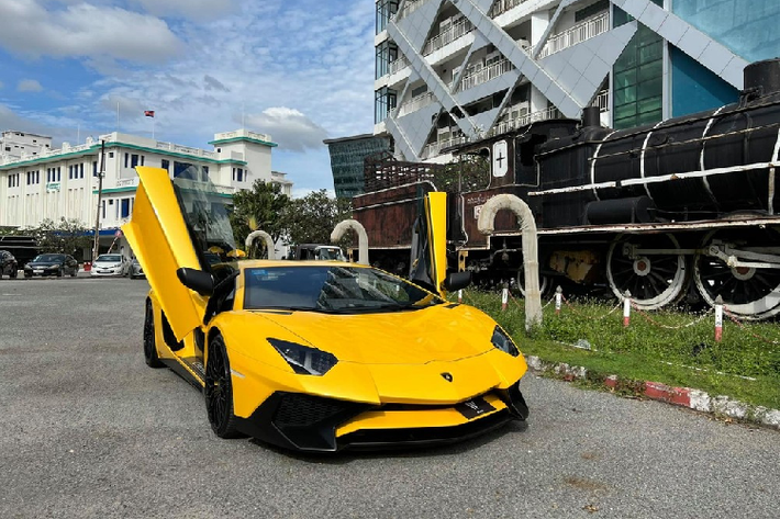 Số lượng dòng siêu xe hàng hiếm của hãng xe Lamborghini tại dải đất hình chữ S này ước tính hơn 9 xe và con số sẽ tăng lên 10 nếu có đại gia trong nước ưng mắt với mẫu siêu xe Lamborghini Aventador SV hàng hiếm đang được rao bán.