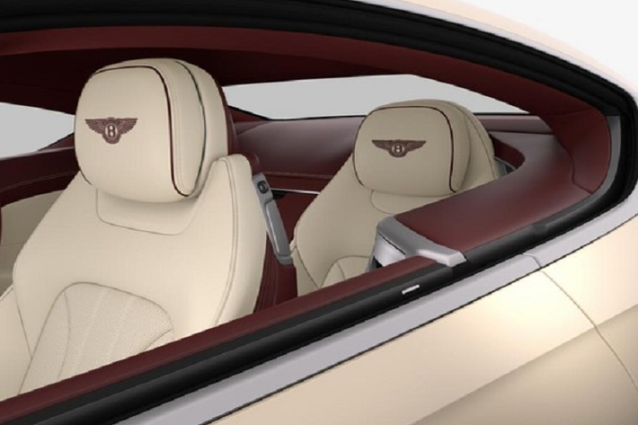 Tất nhiên là không thể thiếu gỗ, 1 trong những vật liệu được hãng xe Bentley rất quan tâm, trong đó, nội thất của chiếc xe Continental GT thế hệ mới có phần ốp vân gỗ óc chó Crown Nut sang trọng ở táp-lô, với chi tiết hoa văn tương đồng và đối xứng từ trái qua phải một cách hoàn mỹ. Chiếc xe Bentley Continental GT sắp về nước theo diện chính hãng thuộc phiên bản V8 với đặc điểm nhận biết dễ nhất là ống xả kép của xe so với bản W12.