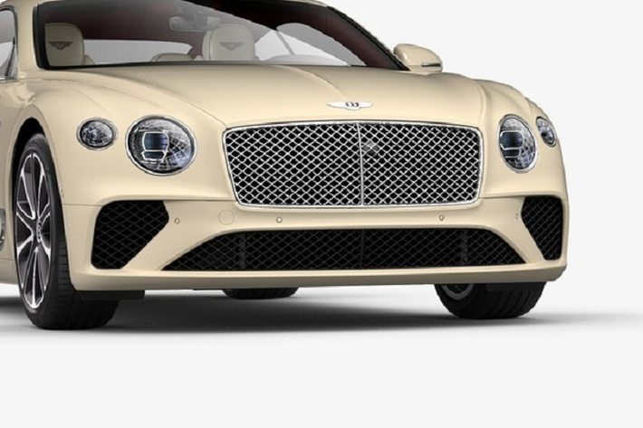 Bên trong khoang lái của chiếc Coupe siêu sang Bentley Continental GT thế hệ mới sắp về nước sẽ có chất liệu da bò thuần Âu Linen và đi kèm với đó là một chút màu đỏ Cricket Ball tốt nhất để phối cho khoang lái xe vừa trẻ trung nhưng cũng đầy sang trọng. Loại da này được tuyển chọn bằng tay từ các đàn bò đực ở Tây Đức và được nhuộm theo phương pháp truyền thống để tăng cường mùi thơm tự nhiên.