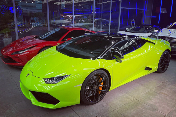 Chiếc siêu xe mui trần McLaren 720S Spider của doanh nhân Sài thành này có ngoại thất sơn màu đỏ Memphis độc nhất Việt Nam và từng thuộc sở hữu 1 người chơi xe kín tiếng ở Đà Nẵng nhưng hiện sinh sống tại Sài thành. Sau đó, chủ nhân xe Lamborghini Aventador LP700-4 biển "tứ quý" 9 đã thu nạp siêu xe mui trần về garage của mình trước khi bán lại.