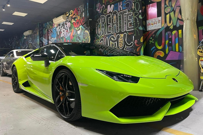 Dàn siêu xe ấn tượng của doanh nhân Sài thành, chốt mua Lamborghini Huracan vì tài xế thích, từ trái sang là McLaren 720S Spider màu đỏ Memphis độc nhất Việt Nam, Aston Martin DB11 V8 và siêu xe Lamborghini Huracan LP610-4.