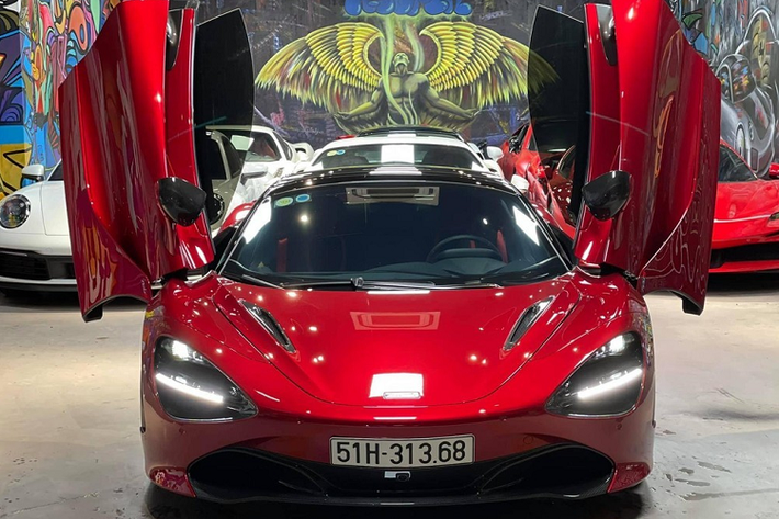 Được biết, doanh nhân này từng gây xôn xao mạng xã hội khi mua chiếc siêu xe Lamborghini Huracan LP610-4 màu trắng được dán đề-can màu xanh cốm chỉ vì tài xế rất thích. Trước đó, đại gia này đã chốt mua 1 chiếc siêu xe mui trần McLaren 720S Spider đã qua sử dụng và còn tậu cả xe thể thao hạng sang Aston Martin DB11 V8 chính hãng.