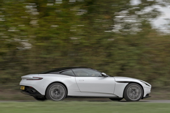 Xe thể thao hạng sang Aston Martin DB11 V8 là khối động cơ V8, tăng áp kép, dung tích 4.0 lít do Mercedes-AMG sản xuất mang đến công suất tối đa nhàn hơn chỉ 510 mã lực và mô-men xoắn cực đại 675 Nm. Động cơ trên Aston Martin DB11 V8 sẽ kết hợp cùng hộp số tự động 8 cấp của ZF giúp siêu xe này có thể tăng tốc từ vị trí xuất phát lên 100 km/h trong thời gian chỉ 4 giây và đạt vận tốc tối đa 301 km/h.