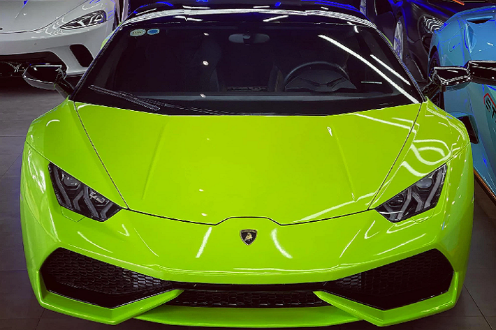Bên cạnh màu đỏ Memphis cá tính, ngoại thất chiếc siêu xe mui trần McLaren 720S Spider này còn có nhiều chi tiết bằng carbon, xe mang biển số khá đẹp với 2 số cuối là lộc phát. Số lượng dòng xe McLaren 720S Spider tại dải đất hình chữ S khoảng 8 chiếc. Giá xe McLaren 720S Spider đã qua sử dụng trên 20 tỷ đồng. Siêu xe McLaren 720S Spider chỉ mất thời gian 8 đến 11 giây để đóng cũng như mở mui.