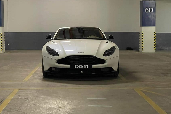 Ngoài chiếc xe McLaren 720S Spider, đại gia này còn mua một siêu xe đã qua sử dụng khác là chiếc xe Lamborghini Huracan LP610-4 màu trắng đã được dán đề-can xanh cốm. Chiếc xe này ban đầu mang biển số Sài thành nhưng khi về tay 1 thanh niên 9X buôn sầu riêng ở Đắk Lắk đã nhanh chóng đổi biển sang đầu số 47A.