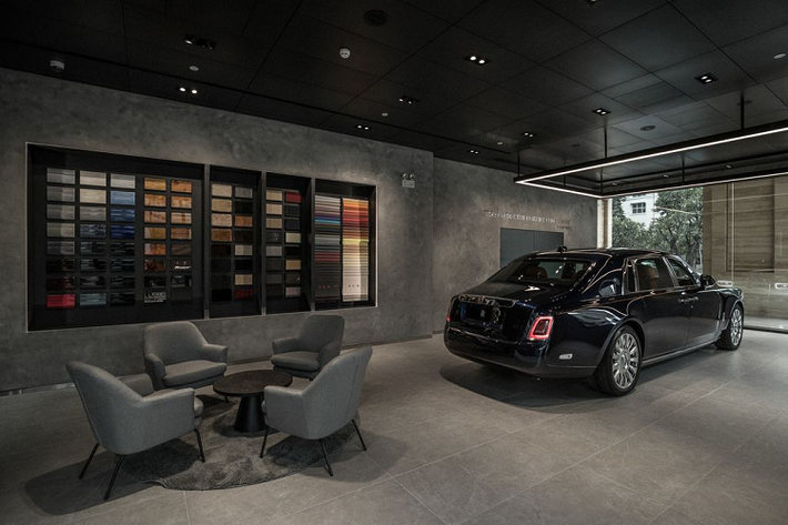 Với sự ra mắt của Boutique Showroom, hiện tọa lạc tại vị trí sang trọng ở trung tâm Quận 1, các chủ sở hữu Rolls-Royce tại Việt Nam đã có một ngôi nhà mới đã nằm ngay giữa lòng TP HCM.