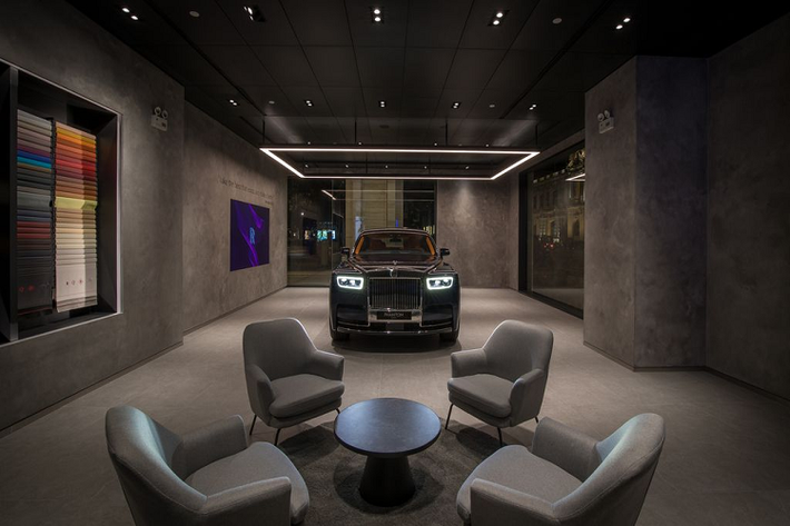 Rolls-Royce Motor Cars, thương hiệu xe sang và giàu lịch sử bậc nhất của thế giới, đã có mặt tại trung tâm Quận 1, TP HCM sầm uất với sự ra mắt của Boutique Showroom mới nhất, mang chủ đề phong cách sống đương đại đầy tính nghệ thuật.