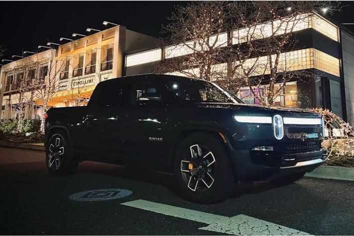 Ở thời điểm hiện tại, "đối thủ" Ford F-150 Lightning sẽ cập bến các đại lý tại Mỹ sớm nhất vào quý I/2022, Hummer EV mới chỉ có 2 chiếc vừa được bàn giao đến CEO và CFO của hãng, trong khi Tesla Cybertruck bắt đầu được đưa vào sản xuất hàng loạt kể từ năm 2023.