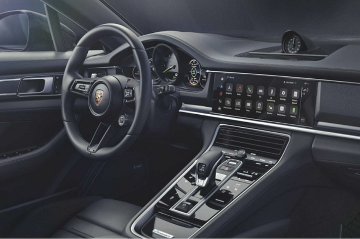 Trang bị cửa hít cũng có sẵn trên Porsche Panamera Platinum dưới dạng tiêu chuẩn. Trên phiên bản này, các ốp bậc cửa đều được khắc dòng chữ “PLATINUM EDITION” cùng huy hiệu Porsche in nổi trên tựa đầu.