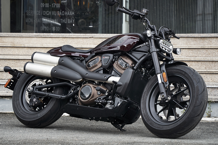 Vừa ra mắt hồi giữa tháng 7 tại Mỹ, Harley-Davidson Sportster 2021 mới chuẩn bị được ra mắt chính thức tại Việt Nam trong thời gian tới, gia 1ba1n cũng đã được hé lộ. Harley-Davidson Sportster S là mẫu xe thứ hai được trang bị động cơ Revolution Max 1250 sau mẫu Adventure Pan America 1250.