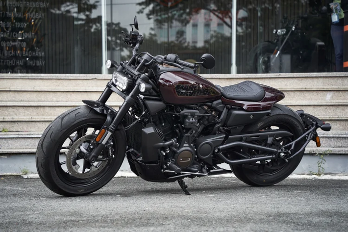 Theo thông tin được biết, Harley-Davidson® Sportster S được phân phối tại Việt Nam gồm 3 màu: Vivid Black, Midnight Crimson và màu Stone Washed White Pearl. Giá xe Harley-Davidson Sportster S 2021 dự kiến từ 589 triệu đồng.