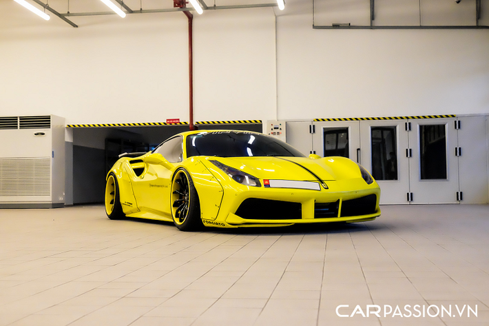 Chiếc siêu xe Ferrari 488 GTB này từng sở hữu lớp sơn ngoại thất mang tông màu đen Nero Daytona duy nhất tại Việt Nam. Sau khi chính thức về tay người chơi xe Sài Gòn vào cuối năm 2020, "siêu ngựa" Ý đã được dán decal theo kiểu chuyển màu trên thân xe từng là trào lưu rất được ưa chuộng trên thế giới.