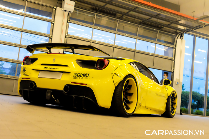 Điều này cho thấy sự tỉ mỉ của những sản phẩm độ gắn mác Liberty Walk bên cạnh thiết kế tinh xảo và đậm chất khí động học của các bộ widebody. Một số những sự thay đổi khác thuộc bản độ này còn bao gồm hai vây cá nhỏ gắn ở phần đầu xe, gợi nhớ đến diện mạo của chiếc xe đua Ferrari 488 GTE.