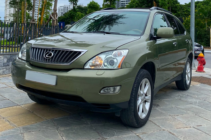 Lexus RX là dòng crossover hạng sang rất được ưa chuộng tại Việt Nam, nhiều nhất là thế hệ thứ 2 và thứ 3 nhập Mỹ. Hiện tại, người mua có thể tiếp cận một chiếc Lexus RX350 đời 2007 đã qua sử dụng với giá bán chưa tới 600 triệu đồng.