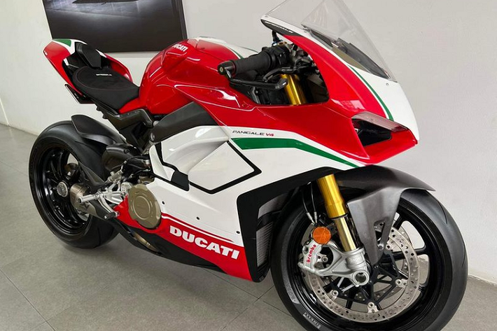 Tại thời điểm mới ra mắt, giá xe Ducati Panigale V4 Speciale 45.800 USD đối với bản Speciale, khi đó, mẫu sportbike này cũng đã được giới thiệu tại Việt Nam với giá khoảng 2 tỷ đồng.