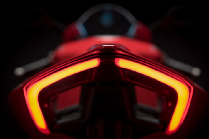 Chưa hết, Ducati Panigale V4 còn sở hữu 3 chế độ lái (Race, Sport và Street) có thể điều chỉnh thông qua màn hình TFT 5 inch, công nghệ chống bó cứng phanh hỗ trợ khi vào cua Bosch Cornering ABS EVO, kiểm soát chống trượt hay hệ thống đo lường quán tính IMU 6 trục của Bosch.