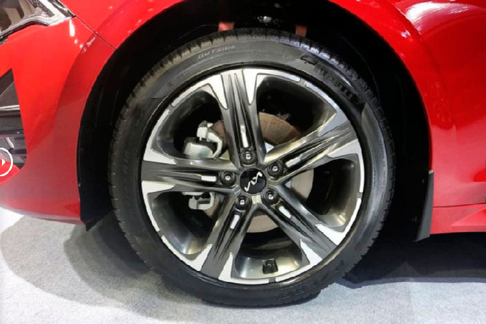 So với thế hệ cũ (Optima), Kia K5 2022 tại Việt Nam có giá bán phiên bản tiêu chuẩn và bản cao cấp tăng 110 triệu đồng. Cụ thể, Kia Optima bản 2.0 Luxury và 2.5 GT Line trước đó có giá lần lượt: 759 và 919 triệu đồng.