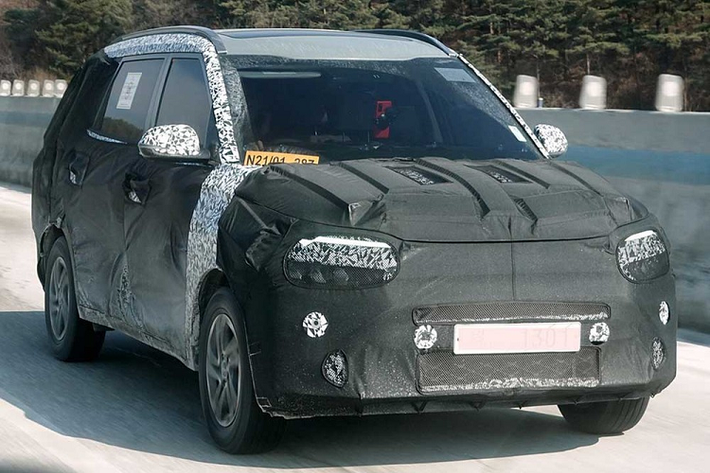 Dự kiến, Kia Carens 2022 sẽ có 2 cấu hình nội thất 6 chỗ và 7 chỗ. Trong đó, phiên bản 6 chỗ sẽ đi kèm 2 ghế thương gia độc lập ở hàng ghế giữa, tương tự Suzuki XL6 hiện đang bán ở Ấn Độ. Theo tin đồn, Kia Carens 2022 sẽ được trang bị khá tiện nghi, bao gồm camera lùi, tính năng kết nối với điện thoại thông minh, nút bấm khởi động máy, màn hình thông tin giải trí cỡ lớn, điều hòa tự động, hệ thống kiểm soát hành trình, cửa sổ chỉnh điện, hệ thống đèn viền nội thất Ambient Lighting, ghế trước làm mát, hệ thống lọc không khí, camera 360 độ, hệ thống phát hiện điểm mù và màn hình hiển thị thông tin kính lái.